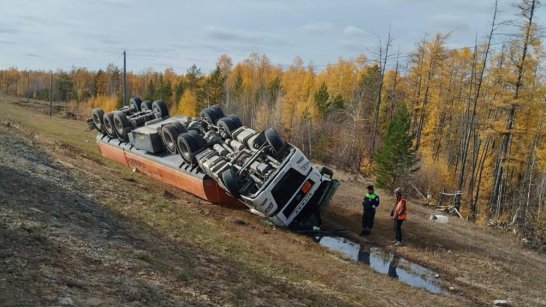 В Мегино-Кангаласском районе нетрезвый водитель совершил съезд с дороги и опрокинул грузовик