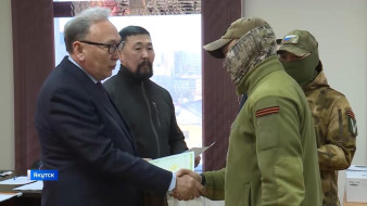 В Якутске военнослужащим вручили удостоверения операторов БПЛА