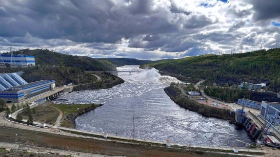 На Каскаде Вилюйских ГЭС проходят сбросы излишков воды, совмещенные с судоходными попусками