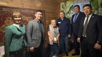 Юбилейные медали "80 лет Победы" вручили ветеранам тыла в Среднеколымске