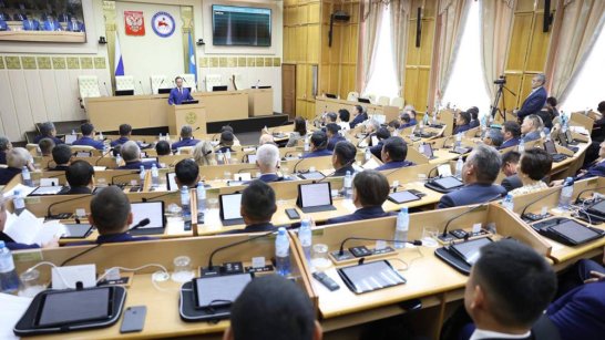 Айсен Николаев открыл первое заседание 7 созыва Государственного собрания (Ил Тумэн) Якутии