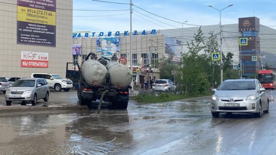 На улицах и дворах Якутска откачивают лужи с заниженных мест 