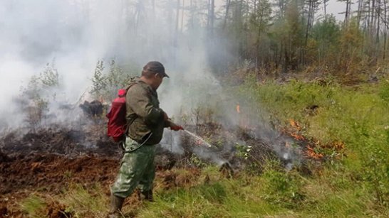 Сложная лесопожарная обстановка сохраняется в 14 районах Якутии