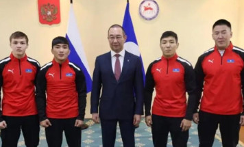 Глава Якутии вручил сборной республики по вольной борьбе экипировку перед турниром имени Дмитрия Коркина