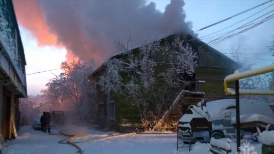В Якутске при пожаре в двухэтажном доме пострадали два человека