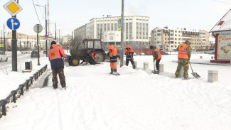 На улицах Якутска ведётся усиленная уборка снега 