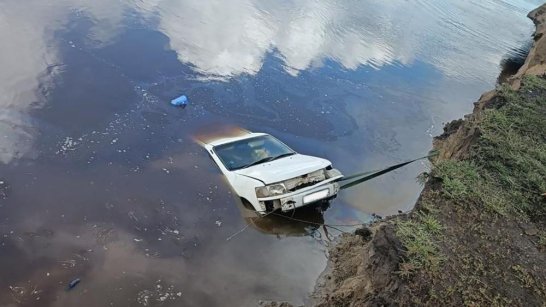 В Верхневилюйском районе водолазы подняли автомашину с телом водителя