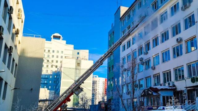 В Якутске в результате пожара в здании на проспекте Ленина погиб человек