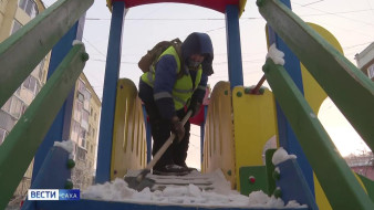 Коммунальные службы Якутска продолжают работу по уборке снега