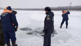 В Верхнеколымском районе спасатели нашли тело мужчины, провалившегося под лед