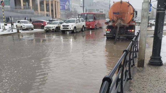 В Якутске интенсивно откачивают талые воды в связи с ухудшением погодных условий