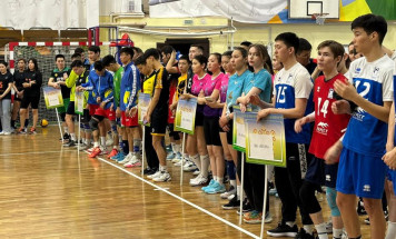 Соревнования по волейболу среди клубных команд стартовали в Якутске