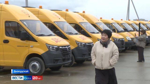 Ил Дархан Айсен Николаев үөрэх кыһаларыгар саҥа оптуобус күлүүһүн туттарда