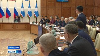 Ил Дархан олохтоох бэйэни салайыныы уорганнарын сэбиэтин сүбэ мунньаҕын салайан ыытта