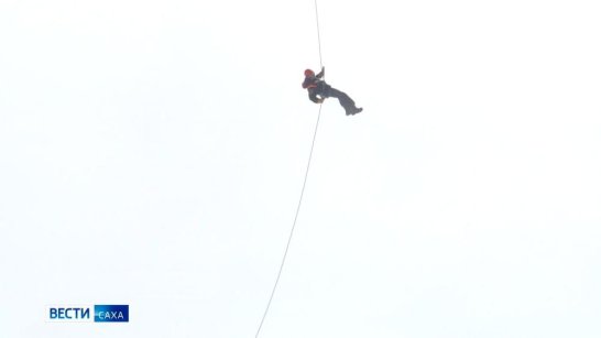 Спасатели Якутии провели тренировки по беспарашютным спускам с вертолёта