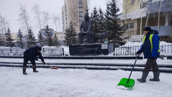 В столице республики усилена работа по вывозу снега и наледей