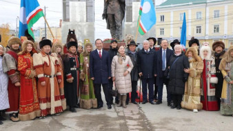 Глава Якутии возложил цветы к памятнику Платону Ойунскому