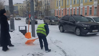 В Якутске усилили уборку улиц и тротуаров после снегопада