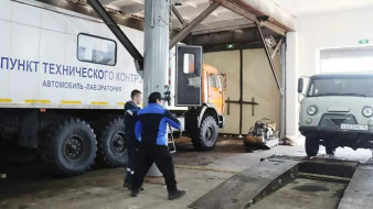 Передвижные линии "Дорог Арктики" провели техосмотр более 300 автомобилей в северных районах Якутии