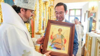 Айсен Николаев передал архиепископу Якутскому и Ленскому Роману икону великомученика Димитрия Солунского