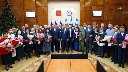 Глава Якутии вручил якутянам государственные награды