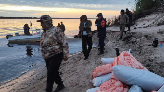 Спасатели Службы спасения Якутии ликвидировали нефтяные пятна на реке Вилюй