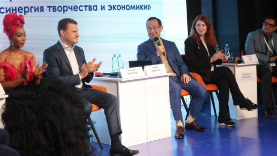 Айсен Николаев поделился опытом Якутии на пленарной сессии форума креативных индустрий