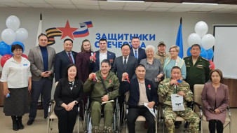 В Якутии четырём участникам СВО вручили ключи от автомобилей с ручным управлением