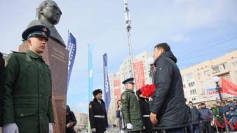 В Якутске возложили цветы к памятнику Гавриилу Чиряеву