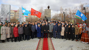 Память первого Президента Якутии Михаила Николаева почтили в Хангаласском районе
