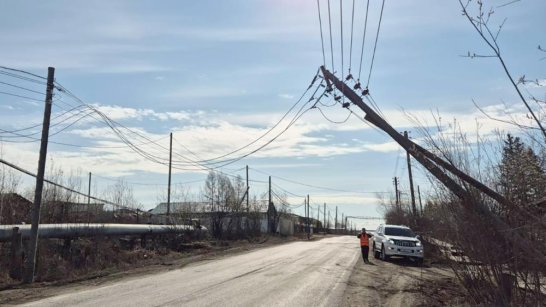 В поселке Хандыга водитель автомобиля наехал на опору линии электропередач
