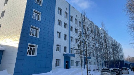 Ход ремонтных работ в Нерюнгринской центральной больнице проверил Айсен Николаев