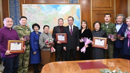 Айсен Николаев наградил якутских врачей, работавших в военных госпиталях страны