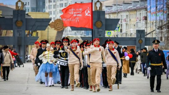 Символ Знамени Победы торжественно поднят в Якутске