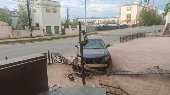 В Якутске нетрезвый водитель наехал на тротуарное ограждение