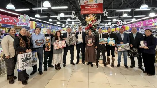 Ёлка добра. Заместитель Председателя Правительства Якутии Ольга Балабкина приняла участие в благотворительной акции