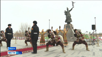 Жители Якутска возложили цветы к памятнику Матери в преддверии Дня матери в республике
