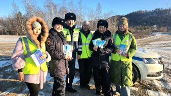 В Якутии на дороге "Умнас" прошла профилактическая акция в рамках инициативы "Спаси ребенка!"