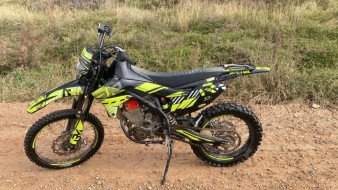 Мотоциклист столкнулся с лошадью на дороге в Олекминском районе