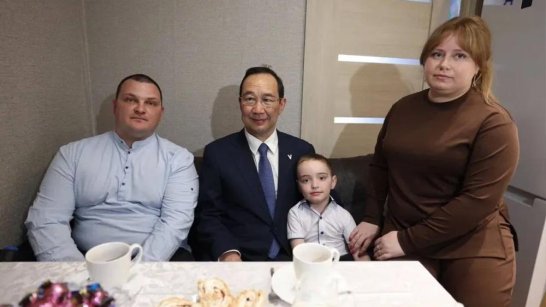 Глава Якутии Айсен Николаев навестил семью участника СВО в поселке Усть-Нера