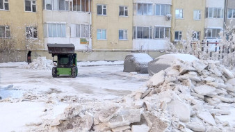 В Якутске приступили к очистке жилых домов от снега и наледи