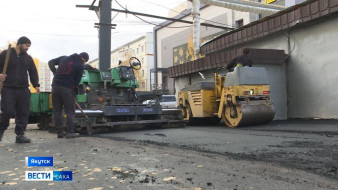 В Якутске продолжаются работы по благоустройству дворовых территорий в рамках федеральной программы