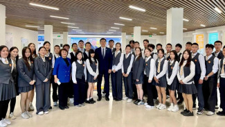 Анатолий Семенов провел урок государственности учащимся школы имени Михаила Николаева