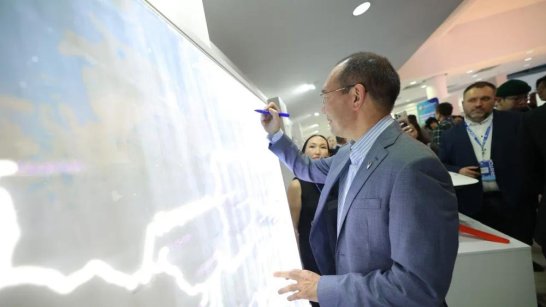 Айсен Николаев ознакомился с разработками местных компаний на форуме "Цифровой алмаз"