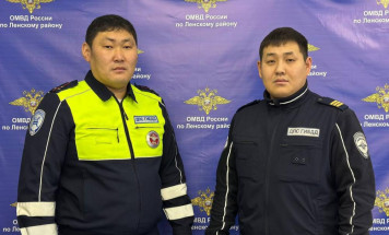 В Ленском районе полицейские спасли ребенка и троих жильцов многоквартирного дома при пожаре