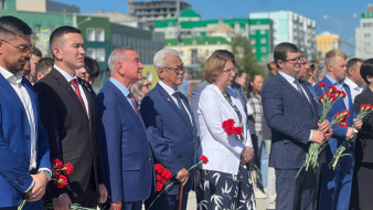 В Якутске состоялась церемония возложения цветов у мемориальной плиты города-героя Москвы