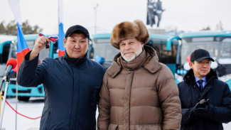 Главам районов Якутии вручены ключи от новых автобусов