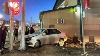 В Якутске пьяный водитель врезался в здание