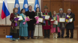 Айсен Николаев вручил стипендии хранителям традиционной культуры Якутии
