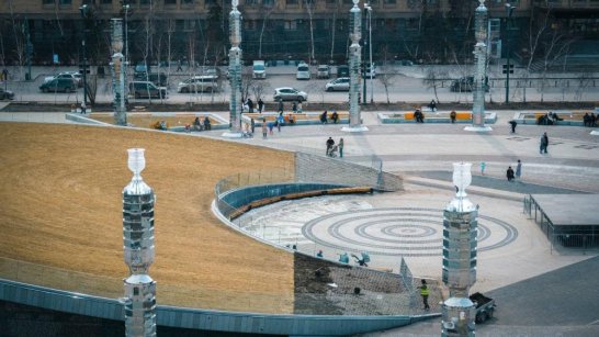 В Якутске началось обновление газона на Площади Республики